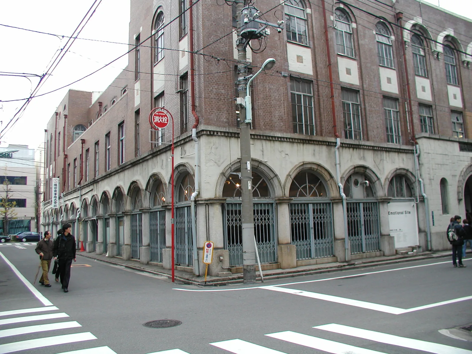 江東区佐賀にあった食糧ビルディングの外観。正米市場の町の面影を伝える近代建築。