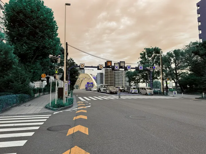 永代橋方向へ続く佐賀町の街路