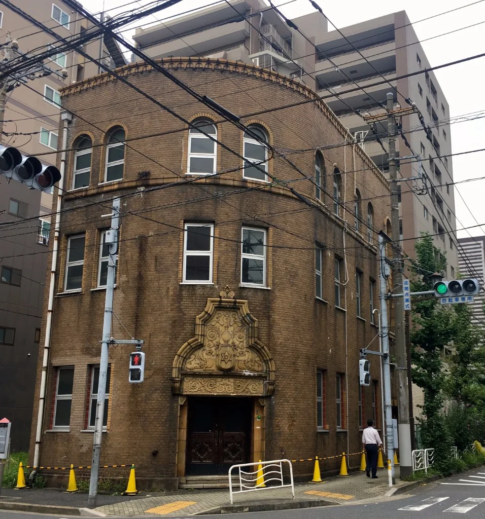 江東区佐賀町にあった村林ビル。角の曲線壁と入口上のテラコッタ装飾が特徴のレンガ造り。