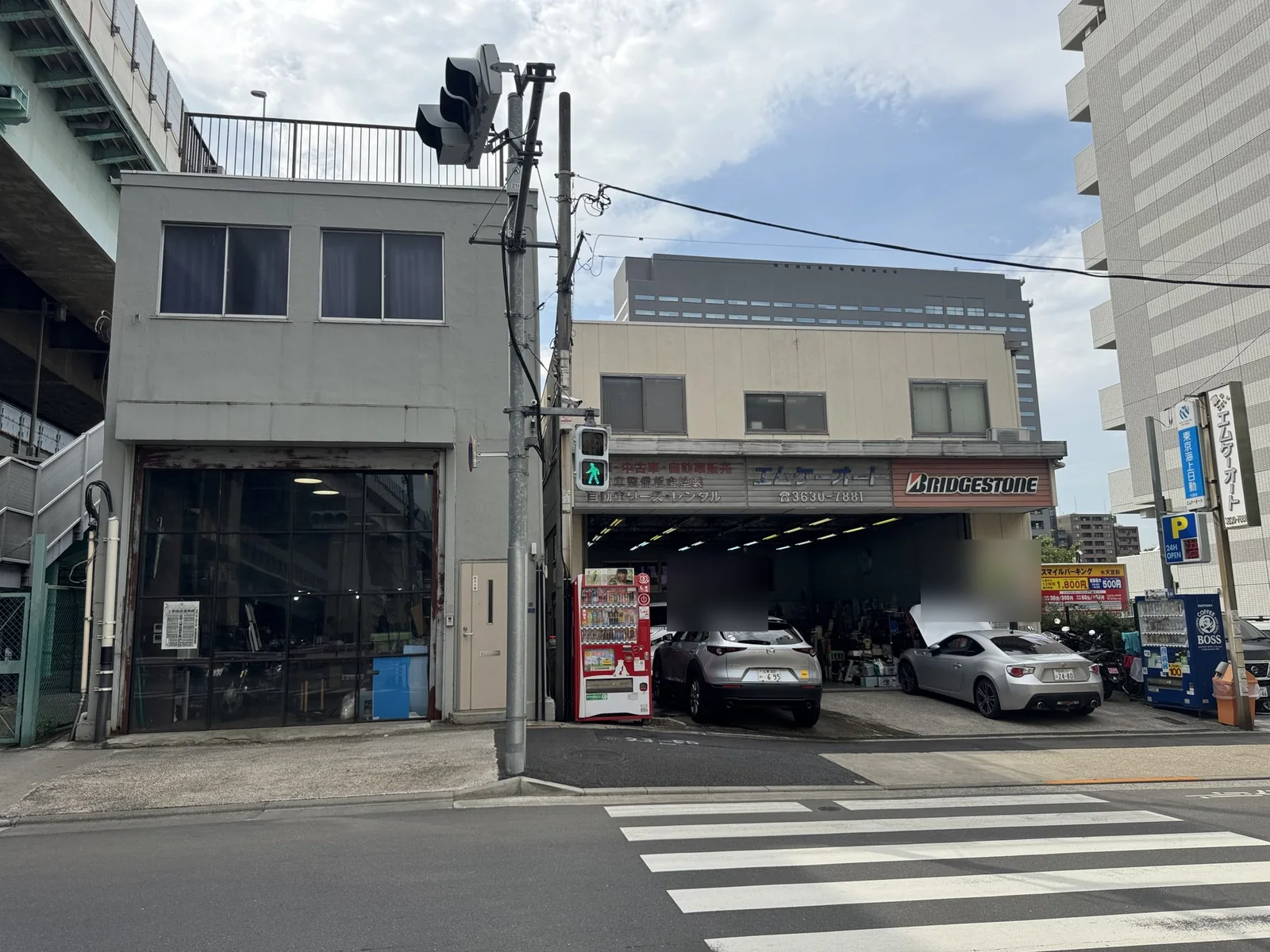 MKオートの整備工場。