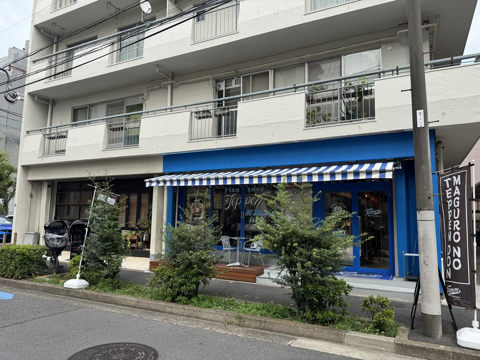 オレンジ色の外観が印象的なTEPPENの店先。