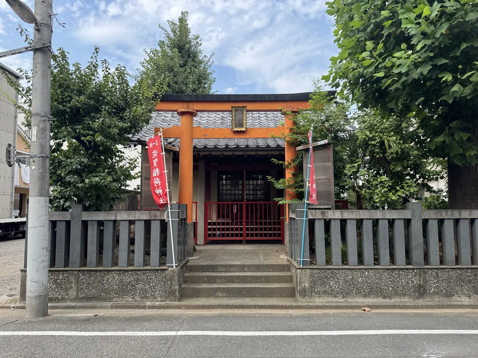 青い鳥居と木々に囲まれた佐賀稲荷神社。