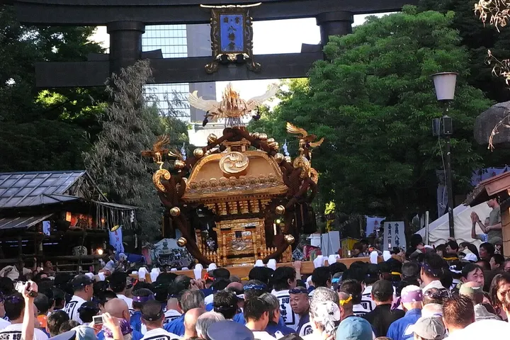 富岡八幡宮の大鳥居の下を進む御本社二の宮神輿