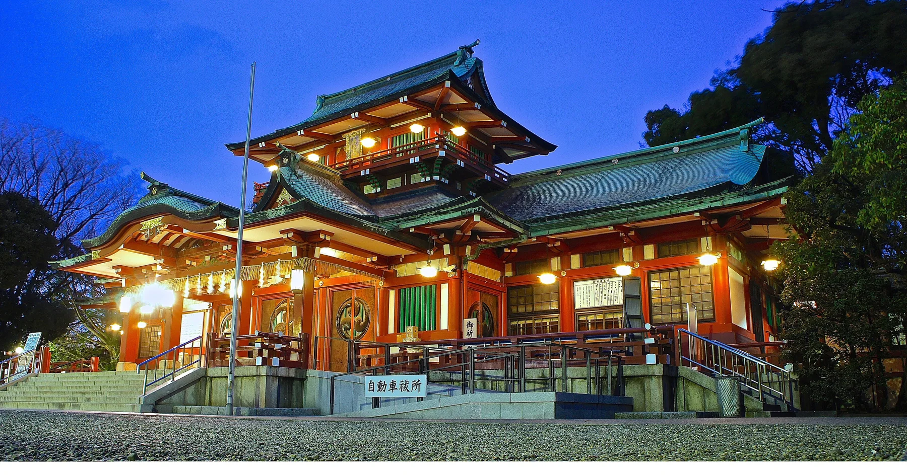 夕暮れの富岡八幡宮社殿