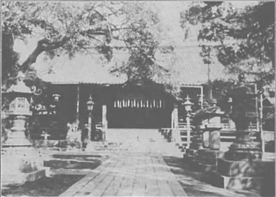 古い富岡八幡宮の参道と社殿を写した白黒写真