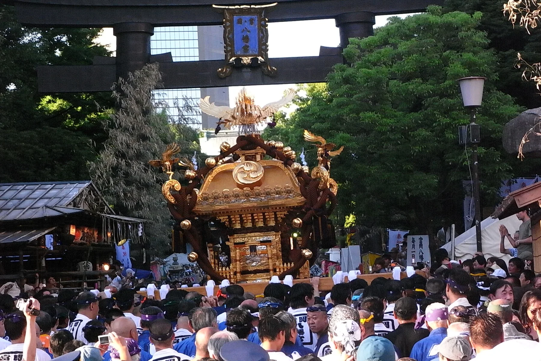 富岡八幡宮の大鳥居の下を進む御本社二の宮神輿