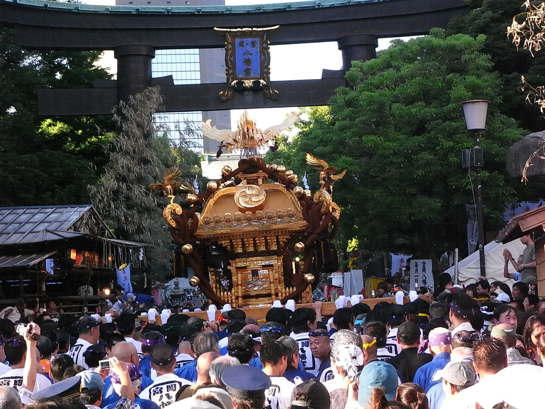 富岡八幡宮の大鳥居をくぐる御本社二の宮神輿