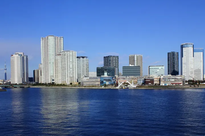 運河越しに高層建築が並ぶ豊洲の水辺景観