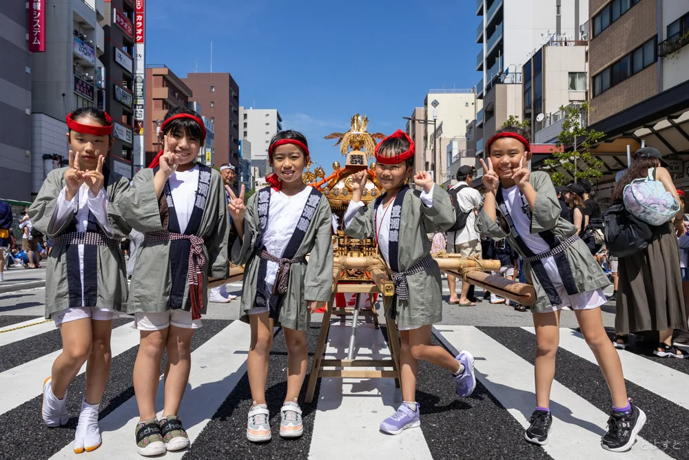 豊洲の街路を進む神輿と大勢の担ぎ手